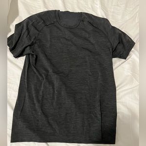 Medium men’s lulu workout shirt